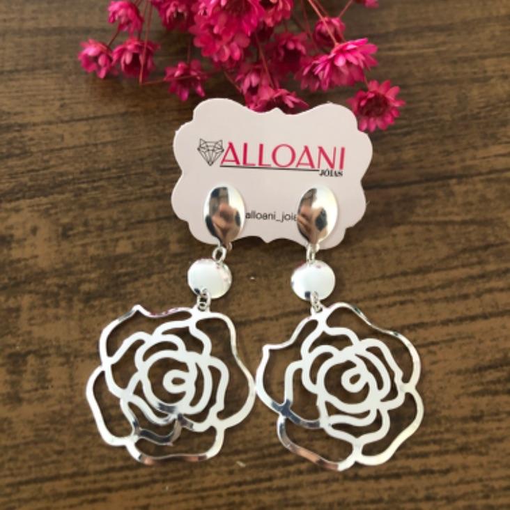 Brinco pendurado formato de flor