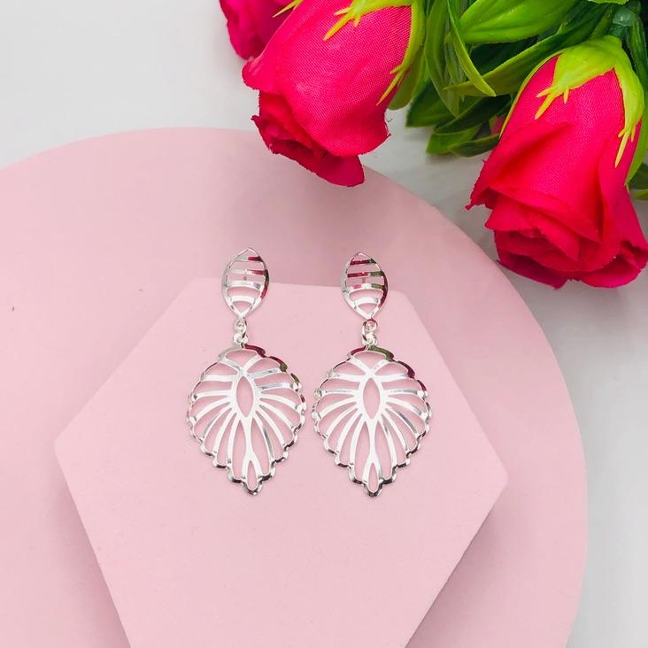 Brinco pendurado formato folha