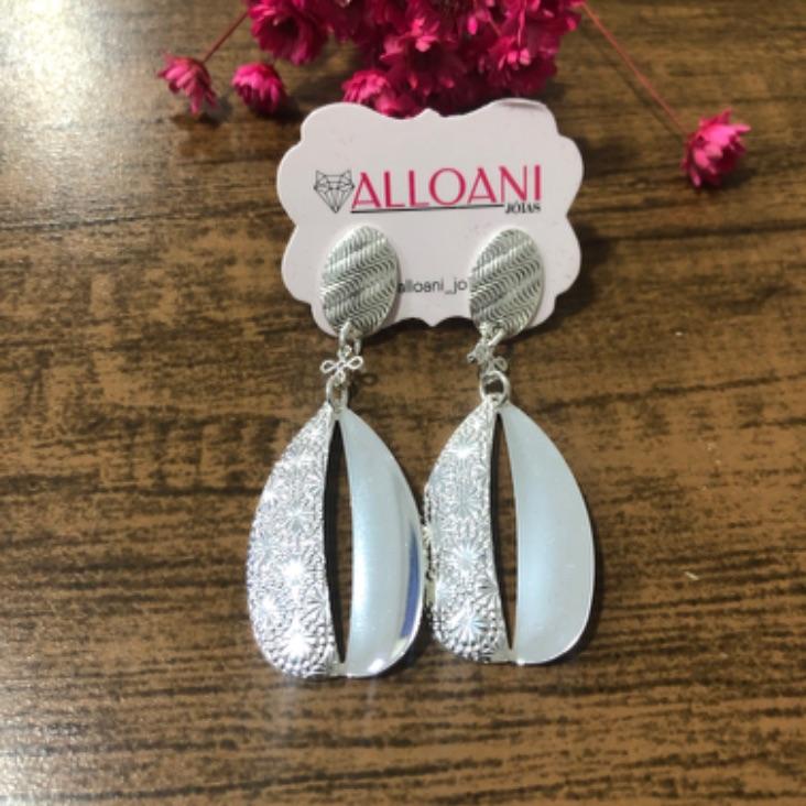 Brinco pendurado trabalhado