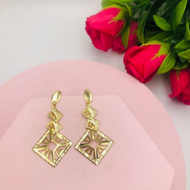 Brinco pendurado triângulo