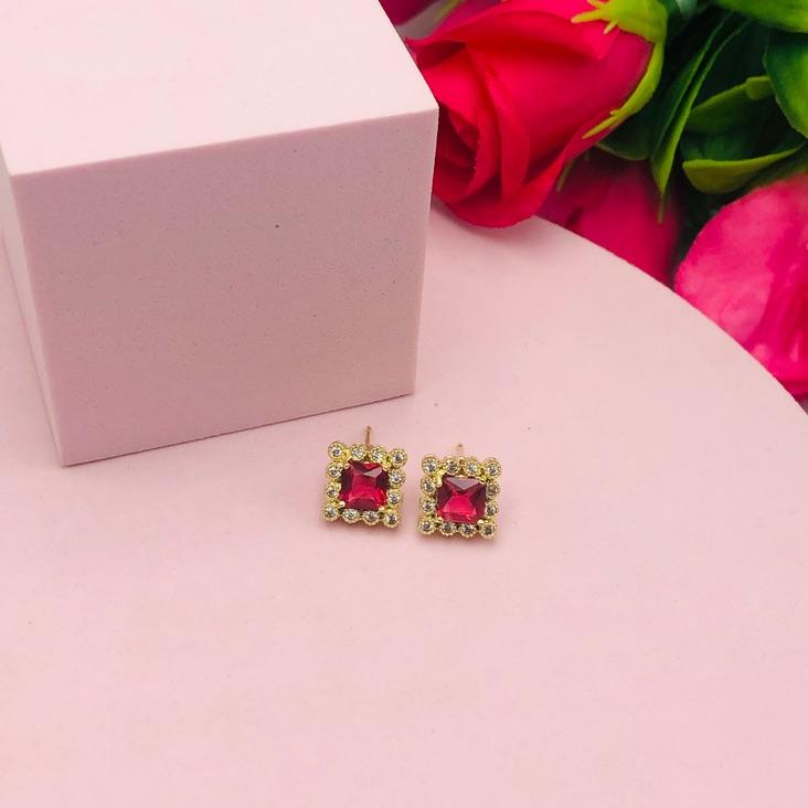 Brinco Quadrado Cravejado e Com Pedra Rosa