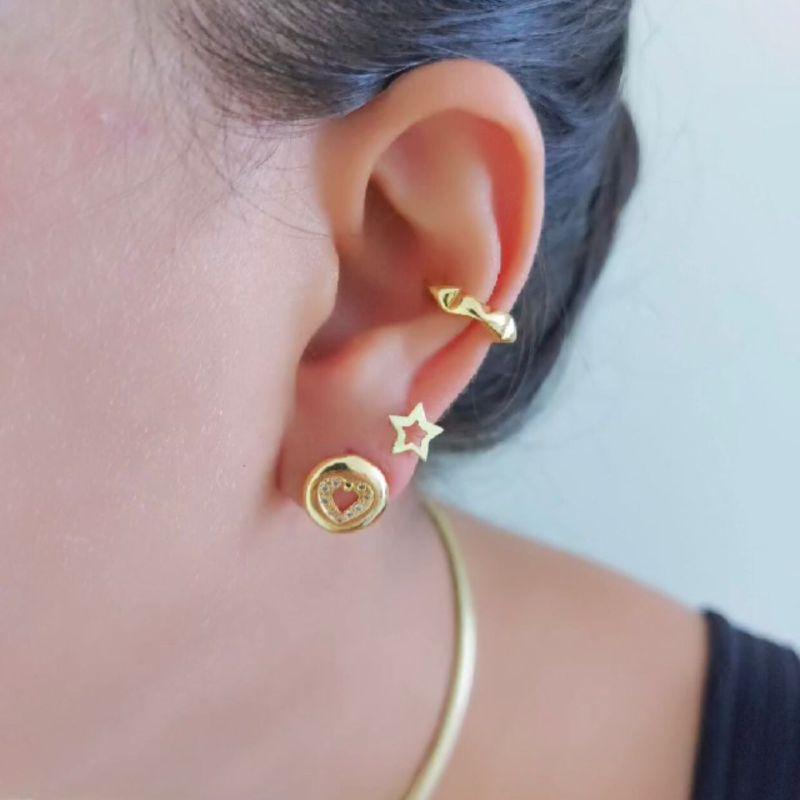 Brinco redondo com coração zirconias