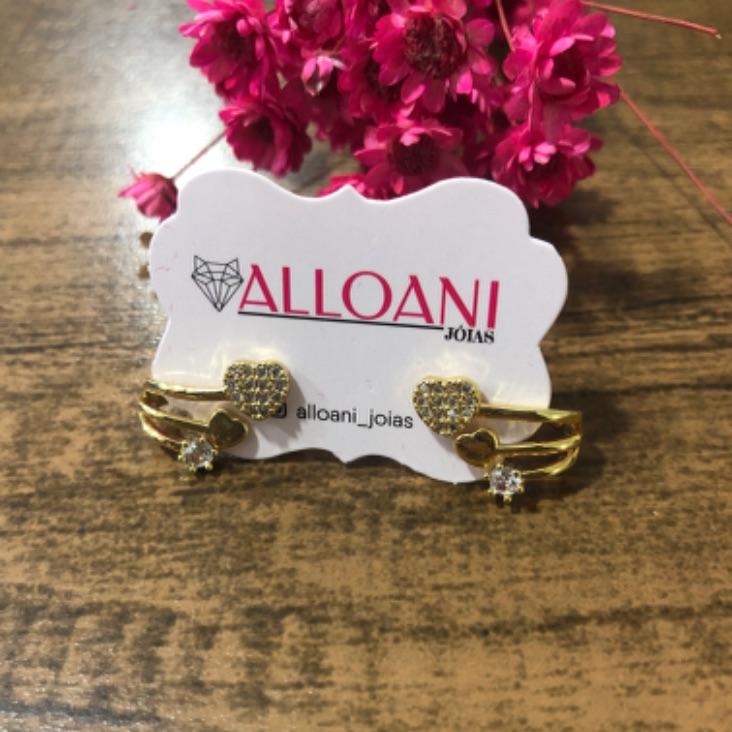 Brinco três fitas com coração cravejado