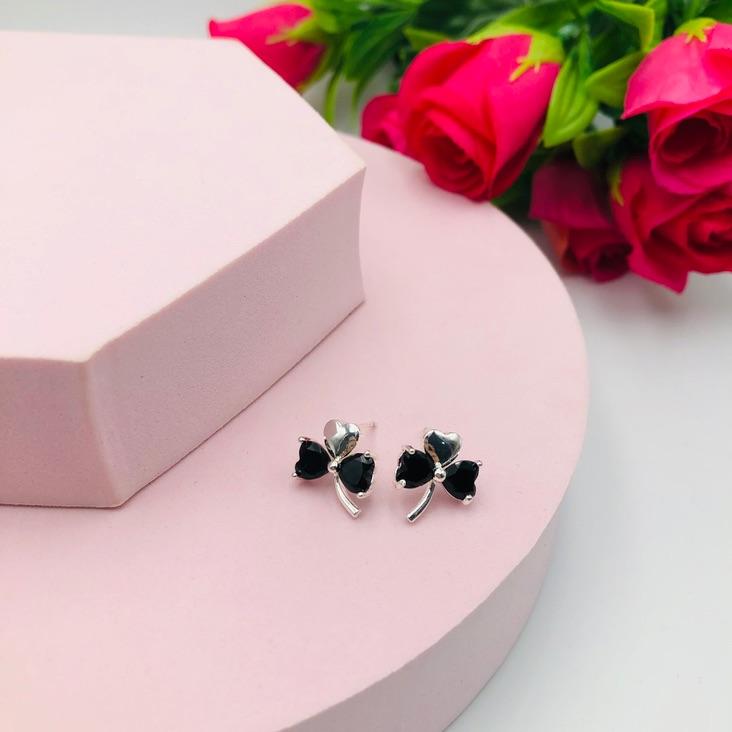 Brinco Trevo com Pedra Preta