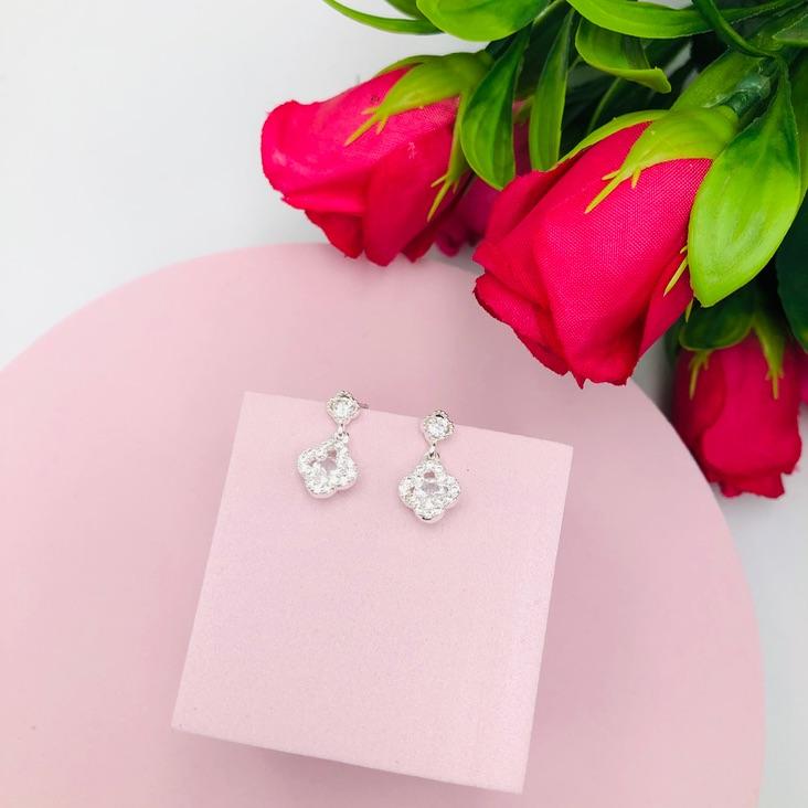 Brinco Trevo Cravejado Pendurado