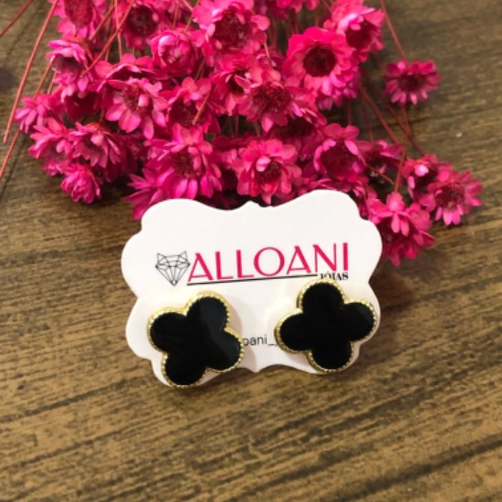 Brinco Trevo Resinado Preto