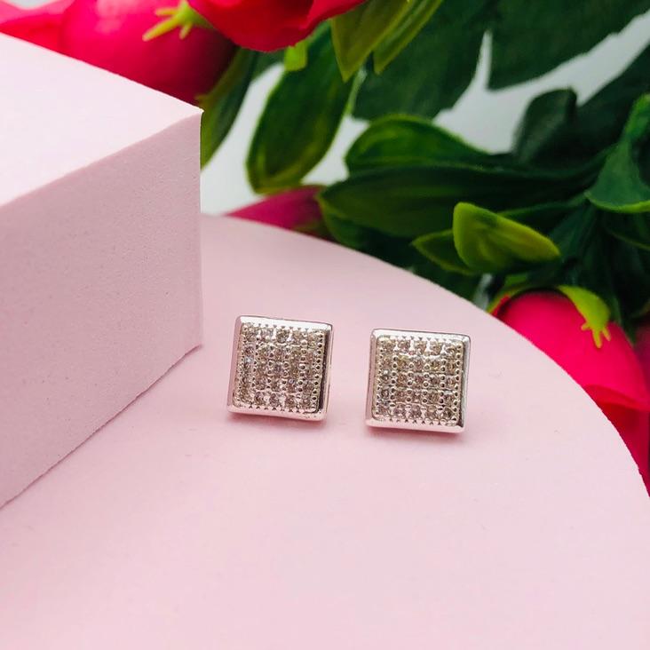 Brinco triângulo cravejado