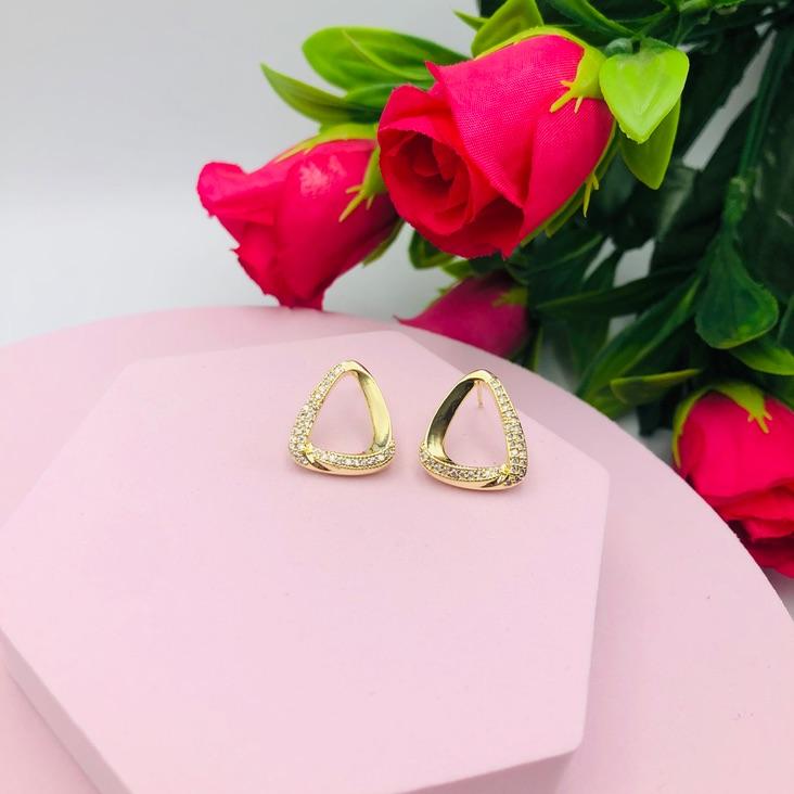 Brinco Triângulo Cravejado