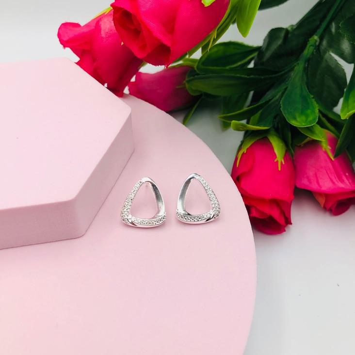 Brinco Triângulo Cravejado