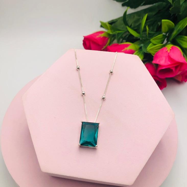 Colar Bolinha com Pingente de Pedra Verde