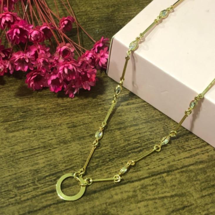 Colar Choker com Pontos de Luz e Círculo no Meio