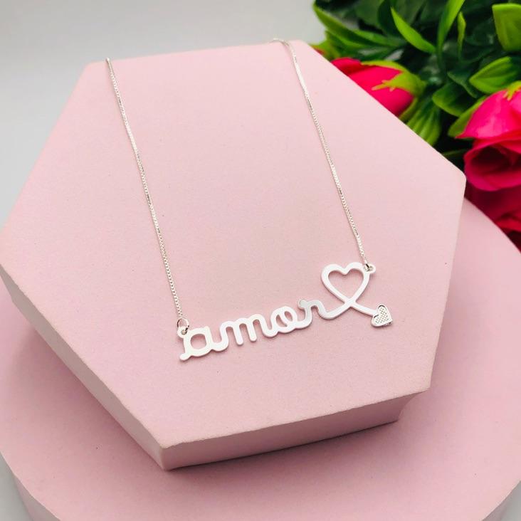 Colar com frase Amor