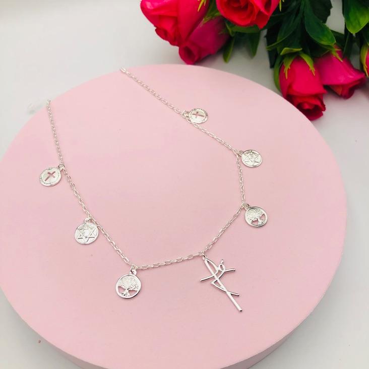 Colar com medalha e estreita fé