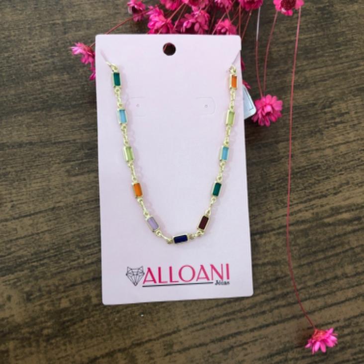 Colar com pedras coloridas