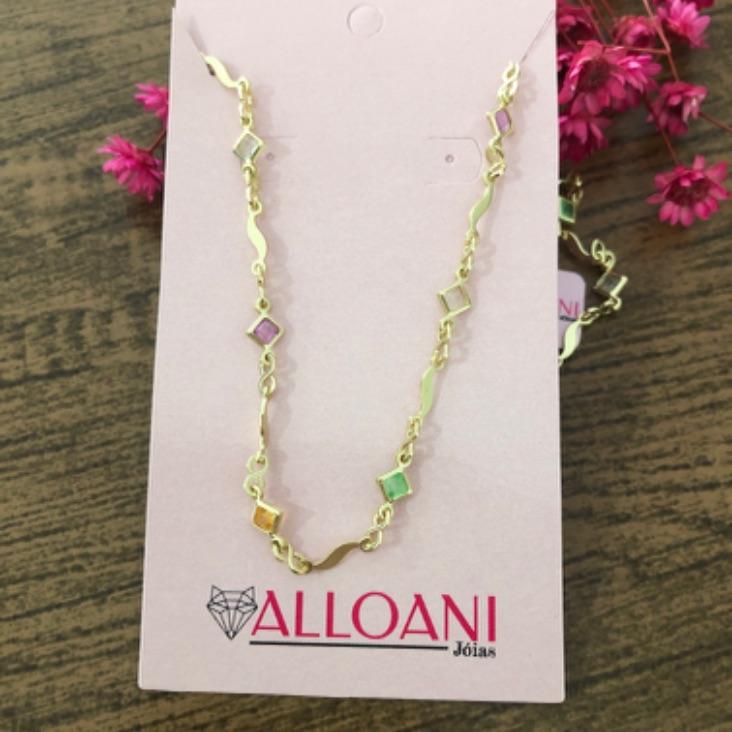 Colar com pedras coloridas