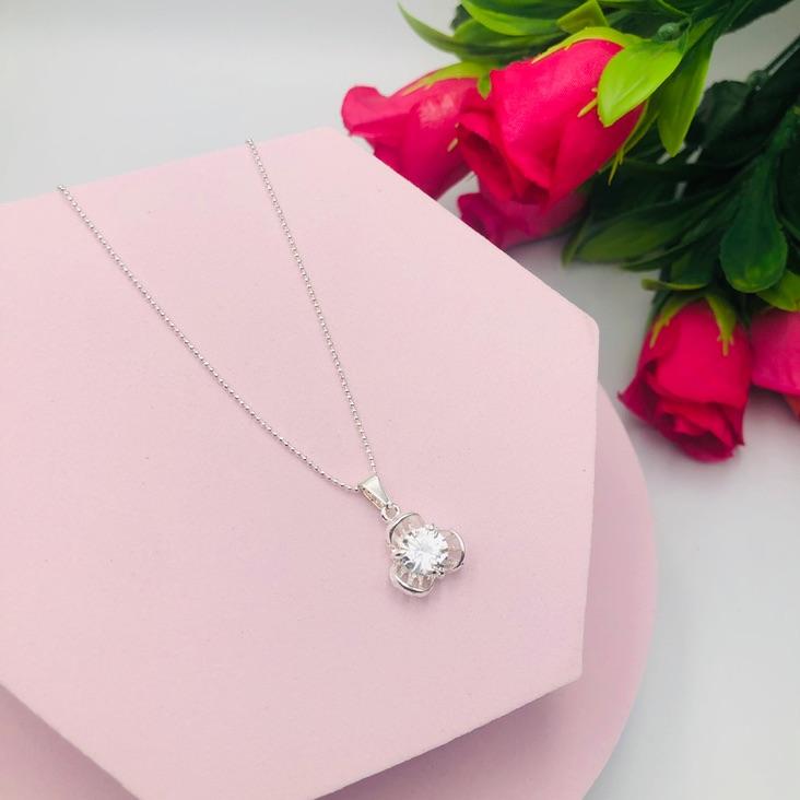 Colar Com Pingente de Flor