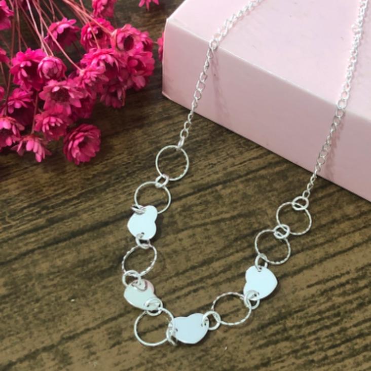 Colar com Pingentes Redondo e Coração