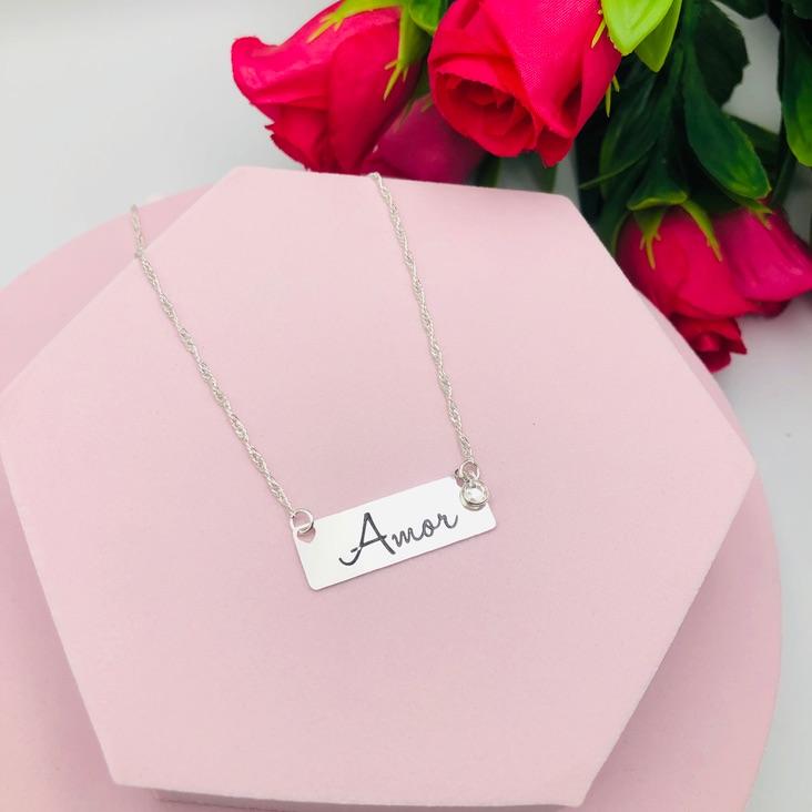 Colar com plaquinha Amor