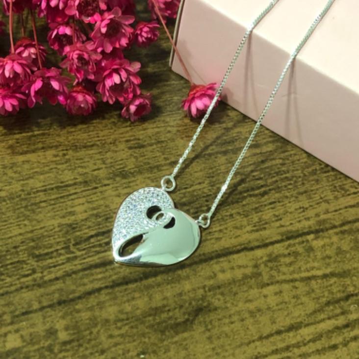 Colar Coração Meio Cravejado e Meio Liso