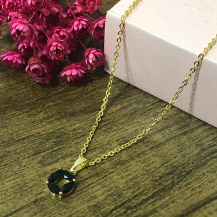 Colar Corrente Cadeado com Pingente Círculo com Pedras Preta