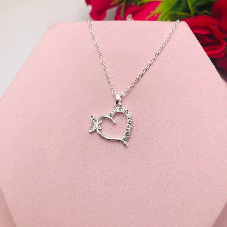 Colar Corrente Cadeado com Pingente Coração com Borboleta Cravejado