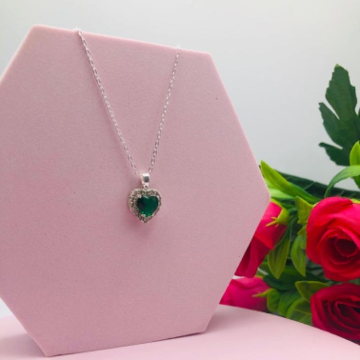 Colar Corrente Cadeado com Pingente Coração Cravejado Verde