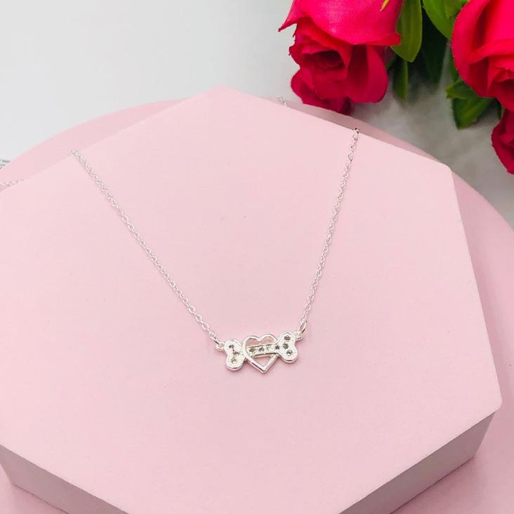 Colar Corrente Cadeado com Pingente Coração e Ossinho Cravejado