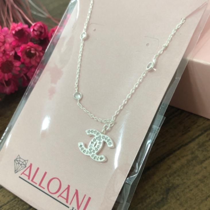 Colar Corrente Cadeado com Ponto de Luz e o Pingente Chanel