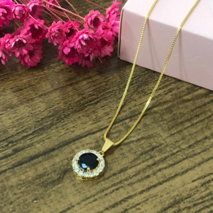 Colar Corrente Veneziana com Pingente Cravejado com Pedra Preta