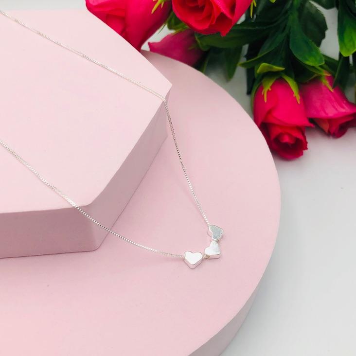 Colar Corrente Veneziana com Três Pingentes Coração