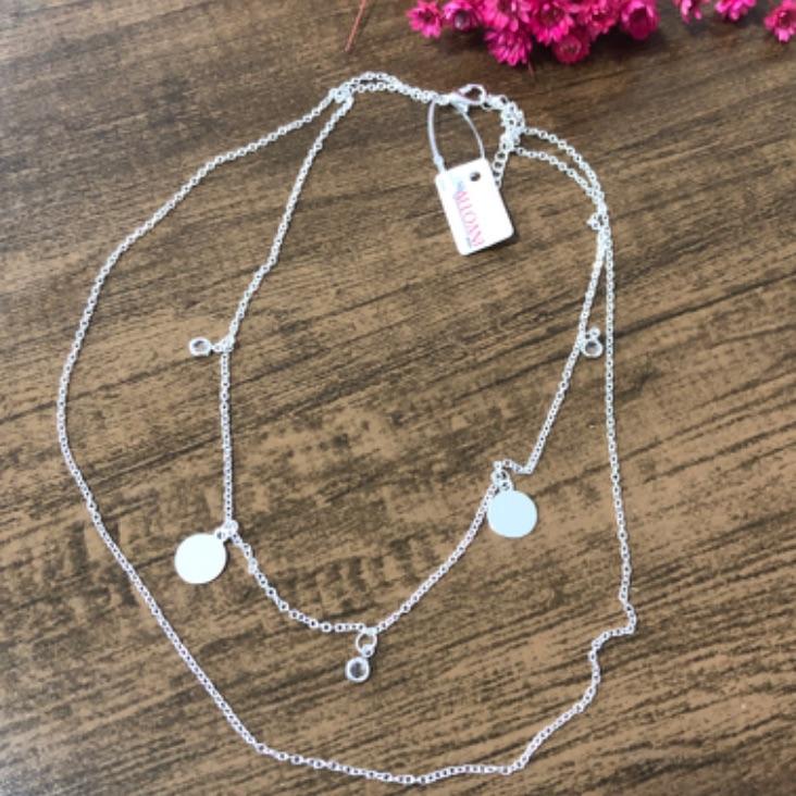 Colar Duplo com Pingentes Ponto de Luz e Medalha