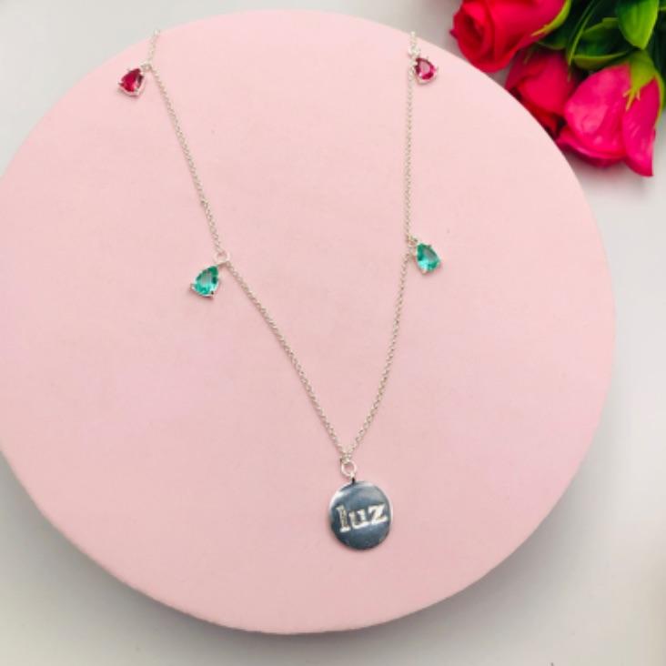 Colar Elo Português Pingentes Gota Verde e Medalha Luz