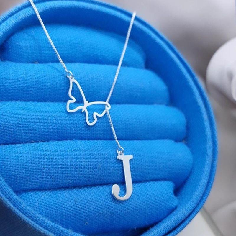 Colar Gravatinha Borboleta e Inicial