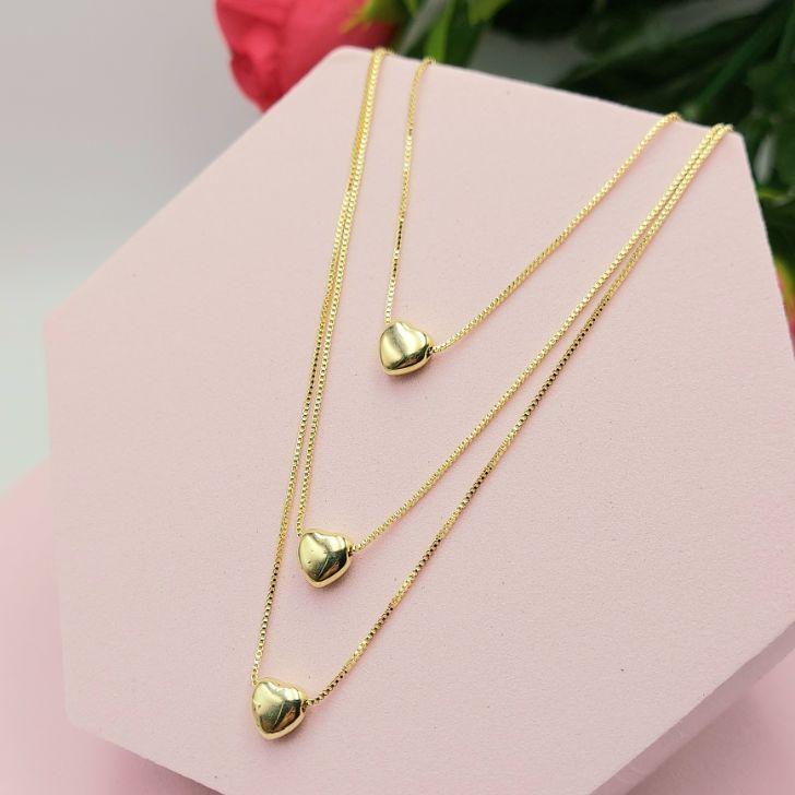 Colar Triplo com Pingentes de Coração