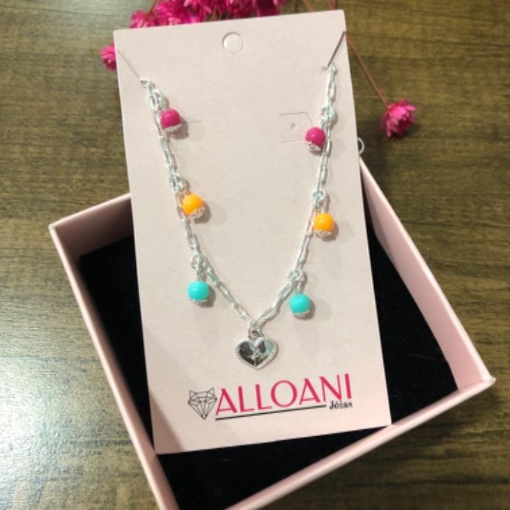 Pulseira colorida com pingente coração