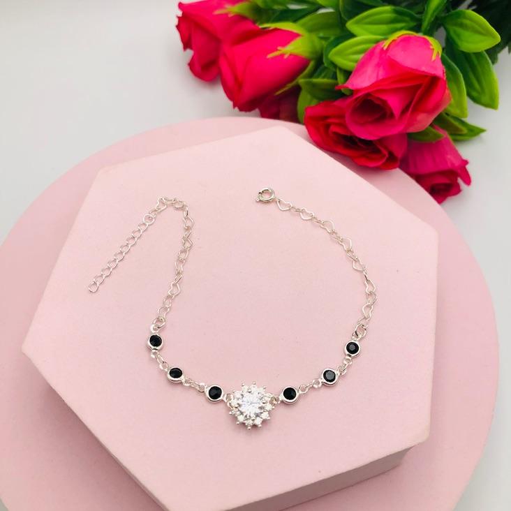 Pulseira com Pedras Pretas e Redonda