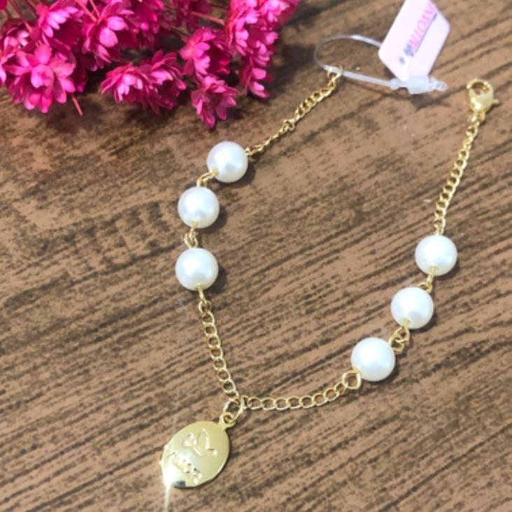 Pulseira com Pérolas e Pingente Amor