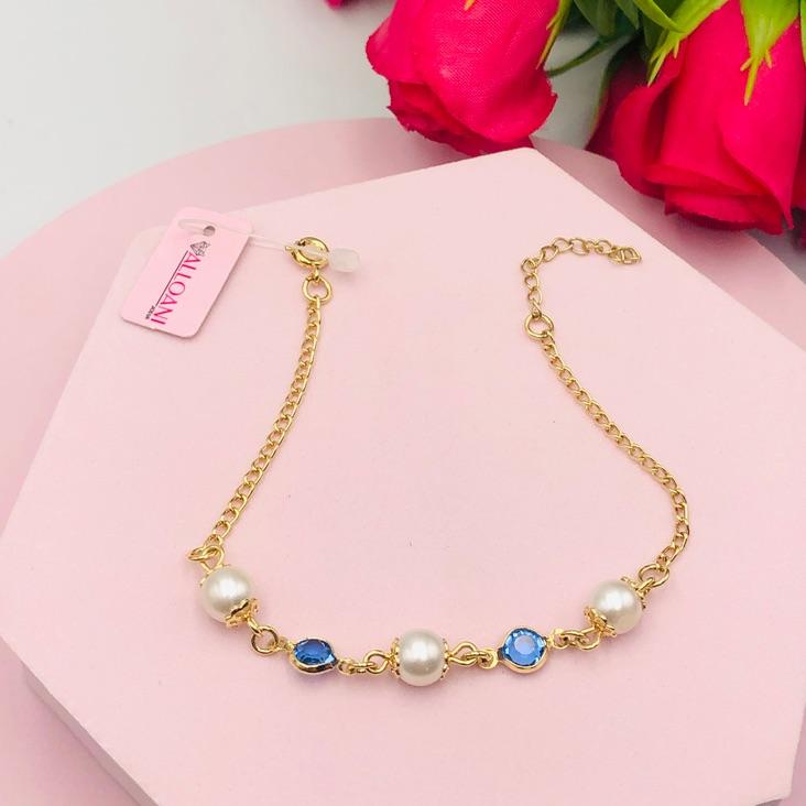 Pulseira com Pérolas e Ponto de Luz Azul