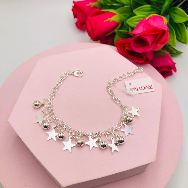 Pulseira com pingentes de estrelas e bolinhas