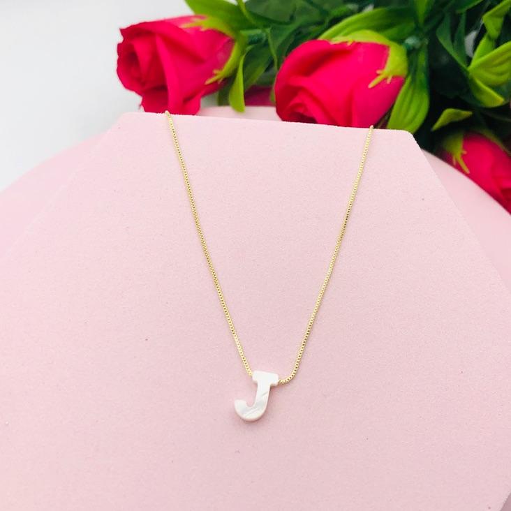 Colar Letra J Madrepérola