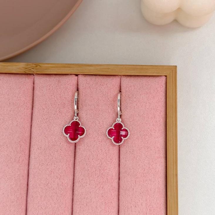Brinco Argolinha de Click com Trevo Rosa