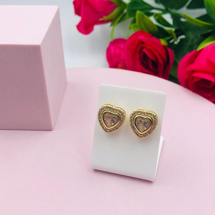 Brinco de Coração Cravejado com Zirconia no Meio